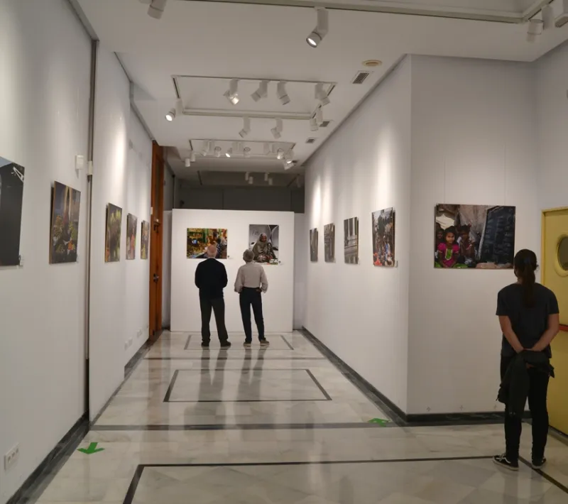 Asistentes a la inauguración de la exposición de Manos Unidas Valencia en el Palacio de Colomina CEU.