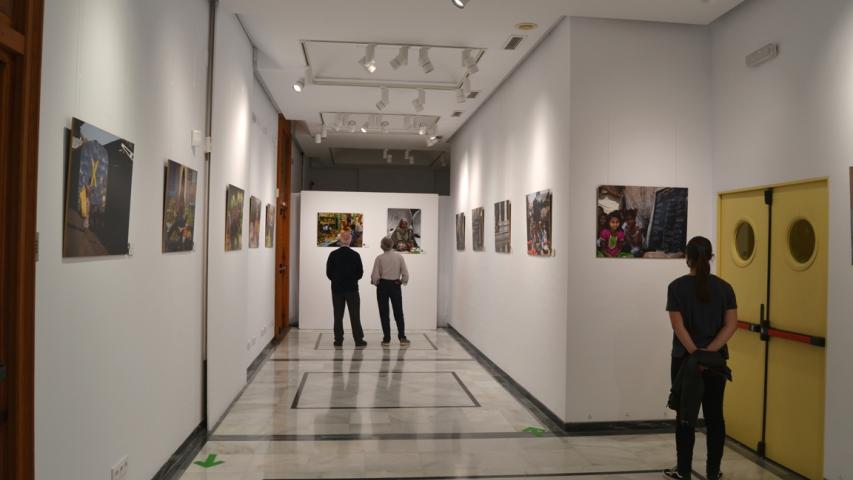 Asistentes a la inauguración de la exposición de Manos Unidas Valencia en el Palacio de Colomina CEU.