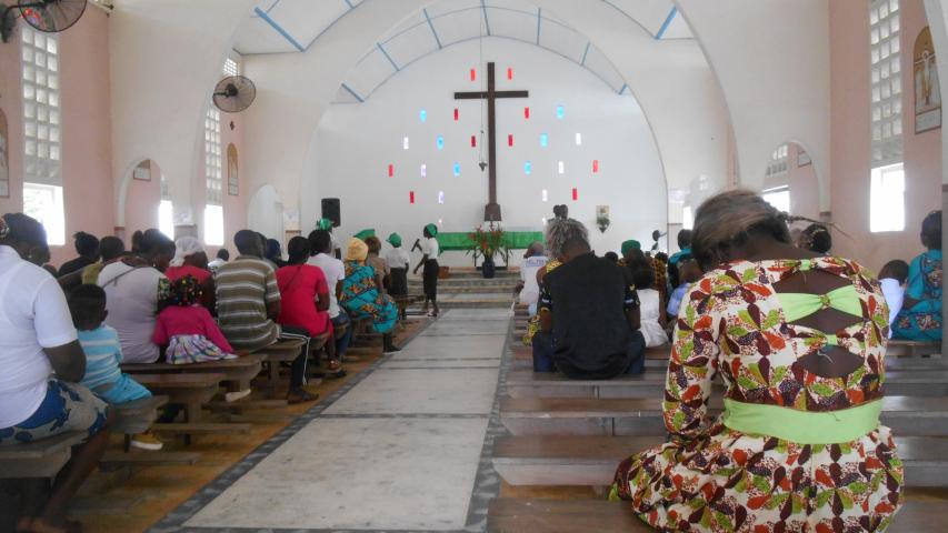 Atención sanitaria de calidad para una barriada pobre en Camerún. Manos Unidas Valencia