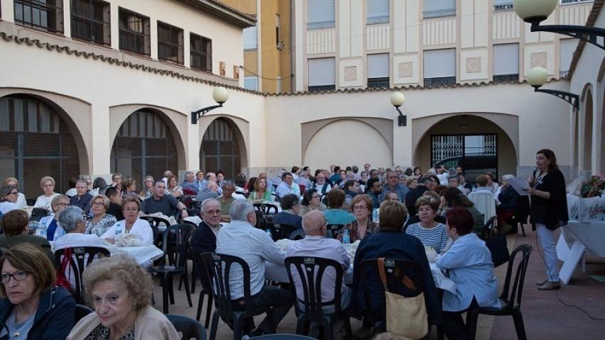 Cena solidaria en la comarcal de Sagunto de Manos Unidas Valencia.