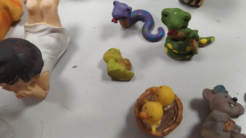 Piezas del belén preparadas para el montaje.