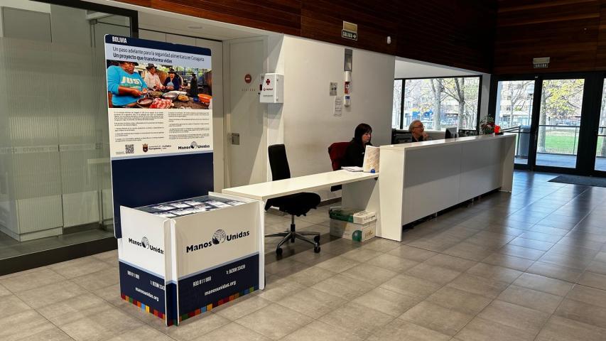 Civivox Iturrama: stand del proyecto de Bolivia financiado por el Ayuntamiento de Pamplona