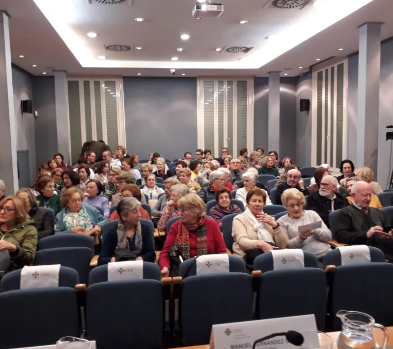 Asistentes a la presentación de campaña de  Manos Unidas Valencia "Quién más sufre el maltrato al planeta no eres tú"
