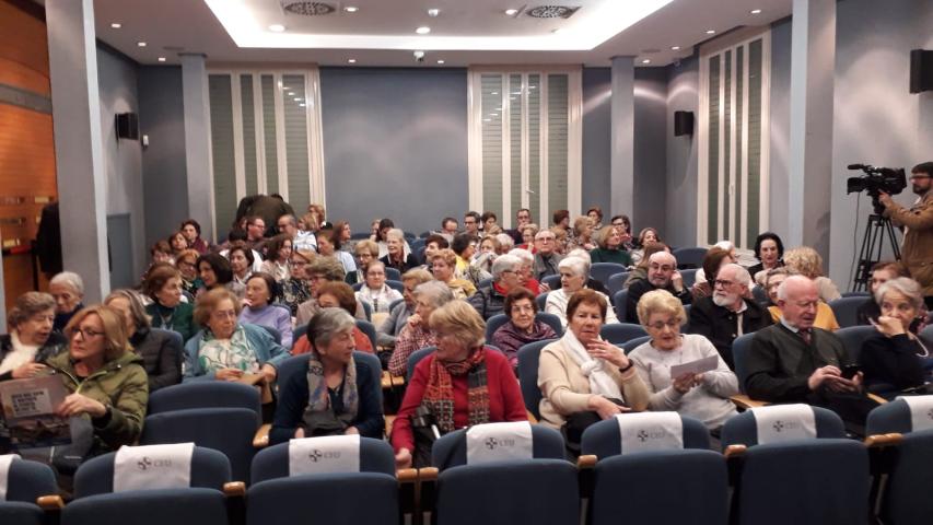 Asistentes a la presentación de campaña de  Manos Unidas Valencia "Quién más sufre el maltrato al planeta no eres tú"