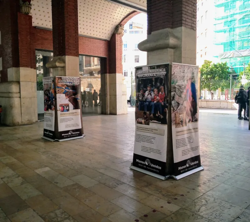 Exposición de Manos Unidas Valencia "Nuestra indiferencia los condena al olvido" en el Mercado de Colón.