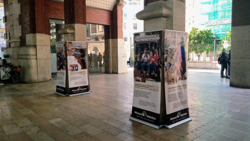 Exposición de Manos Unidas Valencia "Nuestra indiferencia los condena al olvido" en el Mercado de Colón.