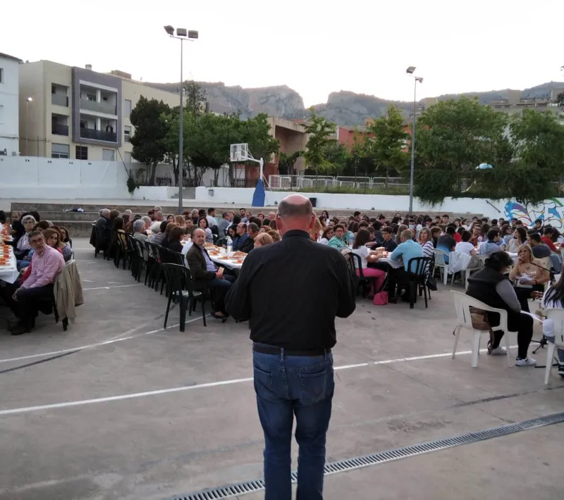 Más de 200 personas asistieron a la Cena del Hambre de Alcoy de Manos Unidas Valencia. Momento de la bendición de la mesa.