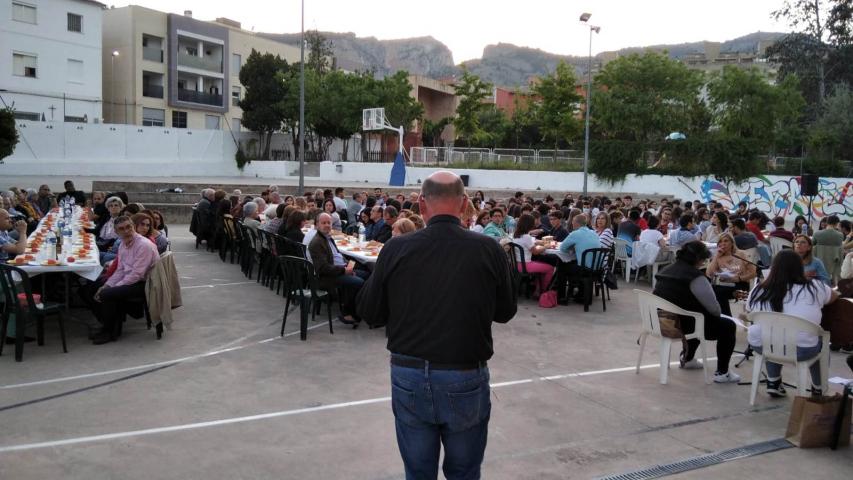 Más de 200 personas asistieron a la Cena del Hambre de Alcoy de Manos Unidas Valencia. Momento de la bendición de la mesa.