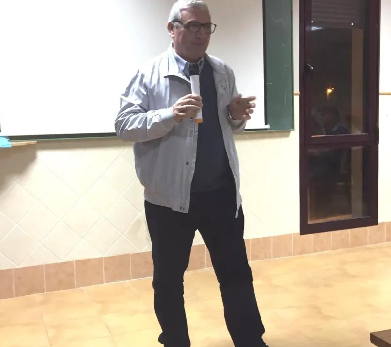 Manuel Fernández García, misionero de África, Padres Blancos, explicando su experiencia en el Congo y Mali.