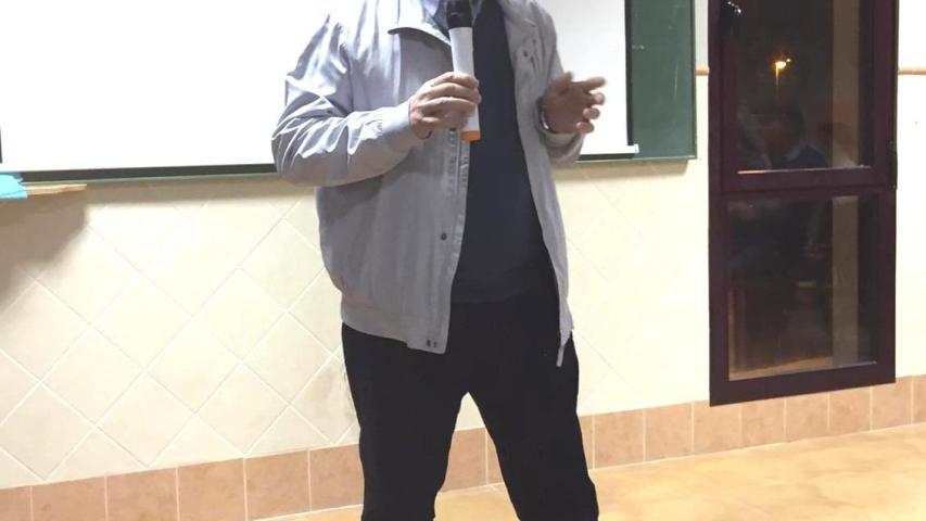 Manuel Fernández García, misionero de África, Padres Blancos, explicando su experiencia en el Congo y Mali.