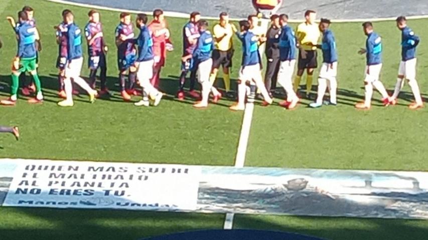 Levante UD ha mostrado la campaña de Manos Unidas en su campo de forma altruista.