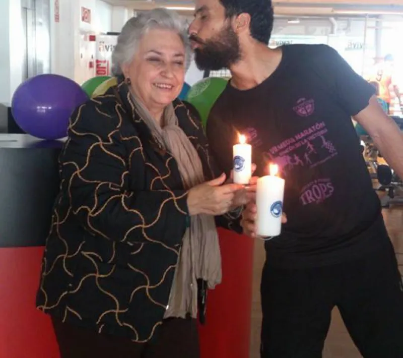 el atleta malagueno que realizo la marcha solidaria de al andarun enciende la llama
