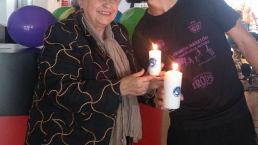 el atleta malagueno que realizo la marcha solidaria de al andarun enciende la llama