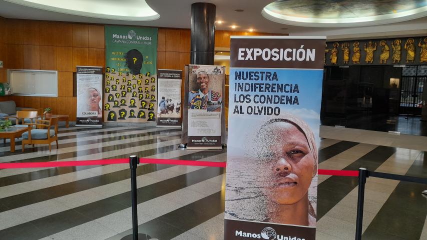 Exposición de Manos Unidas Valencia en el colegio El Pilar.