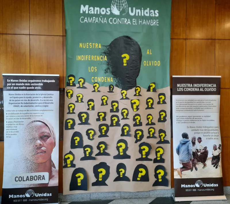 Exposición de Manos Unidas Valencia en el colegio El Pilar.