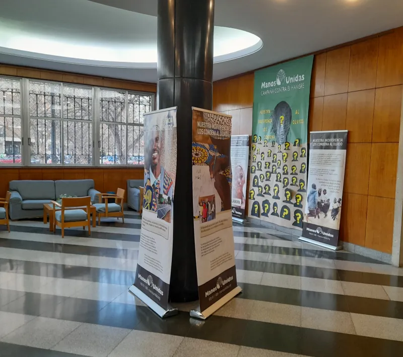 Exposición de Manos Unidas Valencia en el colegio El Pilar.