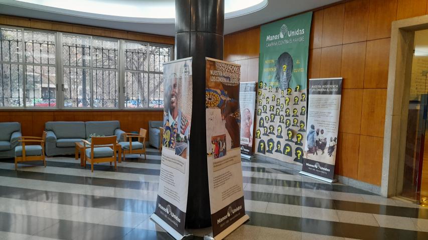 Exposición de Manos Unidas Valencia en el colegio El Pilar.