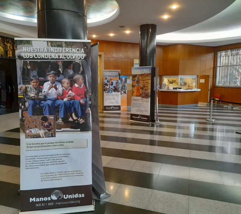 Exposición de Manos Unidas Valencia en el colegio El Pilar.