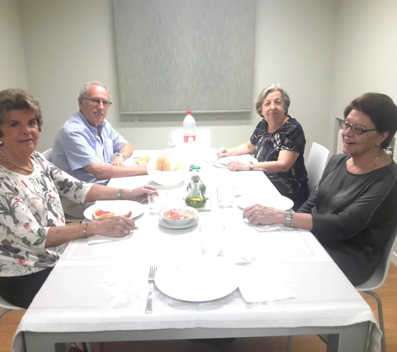 Cena del Hambre Virtual de Manos Unidas Valencia, voluntario de la delegación y familia.