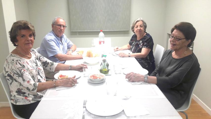 Cena del Hambre Virtual de Manos Unidas Valencia, voluntario de la delegación y familia.