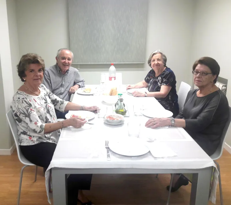 Cena del Hambre Virtual de Manos Unidas Valencia, voluntario de la delegación y familia.