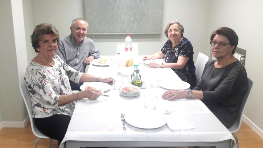 Cena del Hambre Virtual de Manos Unidas Valencia, voluntario de la delegación y familia.