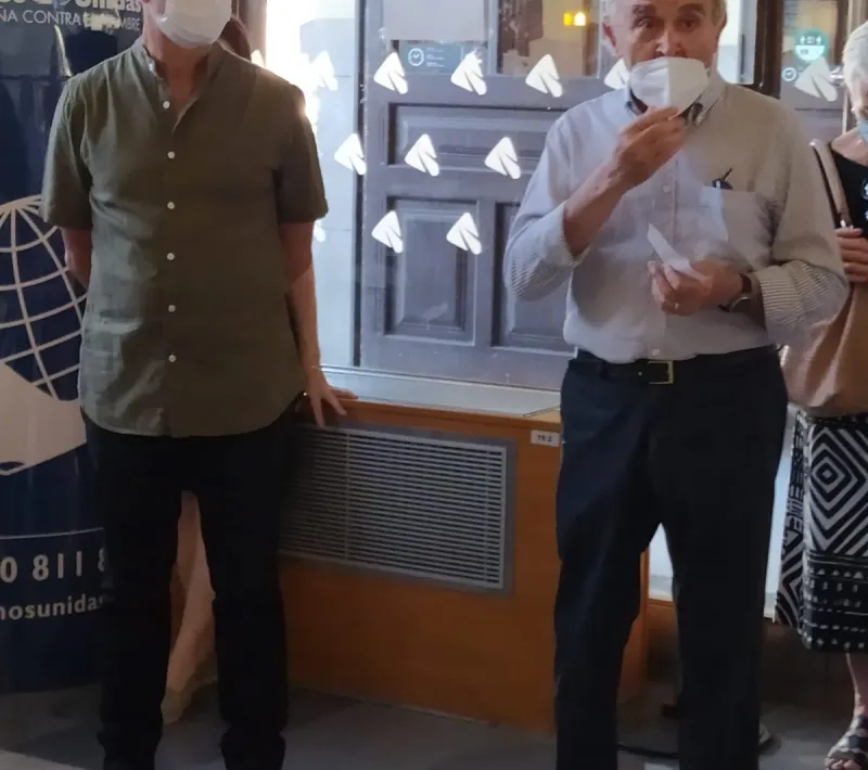 José María Payá, director de la Escuela de Arte Gaia, y Eladio Seco de Herrera, Tesorero de Manos Unidas Valencia, durante la entrega de premios.