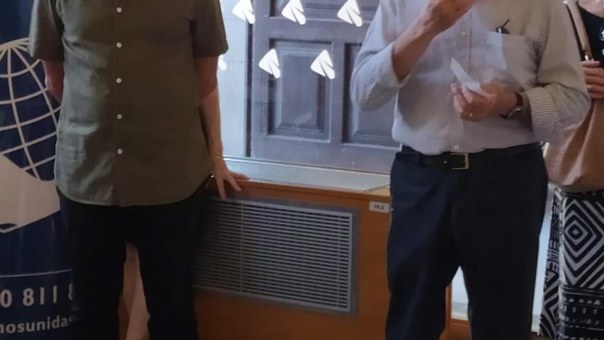 José María Payá, director de la Escuela de Arte Gaia, y Eladio Seco de Herrera, Tesorero de Manos Unidas Valencia, durante la entrega de premios.