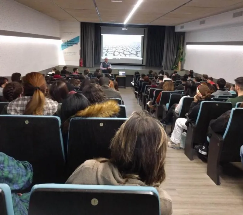 El misionero Manuel Fernández García dando una charla a los estudiantes de Escuelas Javier.