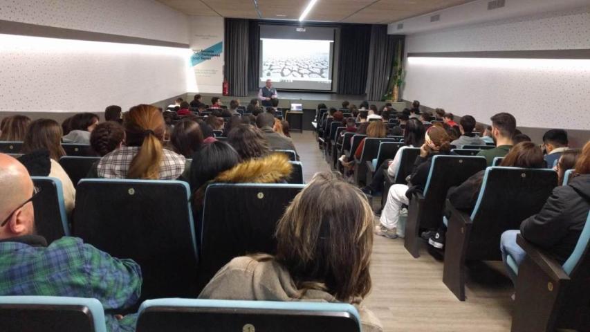 El misionero Manuel Fernández García dando una charla a los estudiantes de Escuelas Javier.