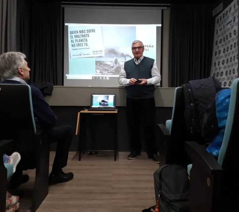 El misionero Manuel Fernández García dando una charla a los estudiantes de Escuelas Javier.