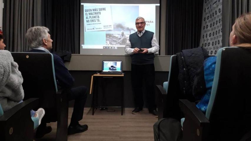 El misionero Manuel Fernández García dando una charla a los estudiantes de Escuelas Javier.