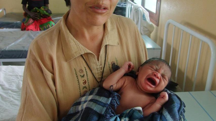 Uno de los primeros bebés nacidos en la maternidad de Estaquinha
