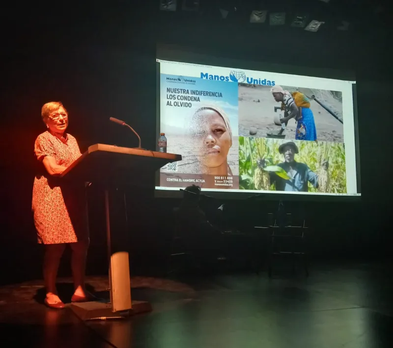 Nuestra delegada en el espectáculo de Papel y Pluma 2022 en Alcobendas a beneficio de Manos Unidas