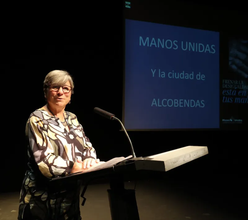Nuestra delegada en el espectáculo de Papel y Pluma 2023 en Alcobendas a beneficio de Manos Unidas