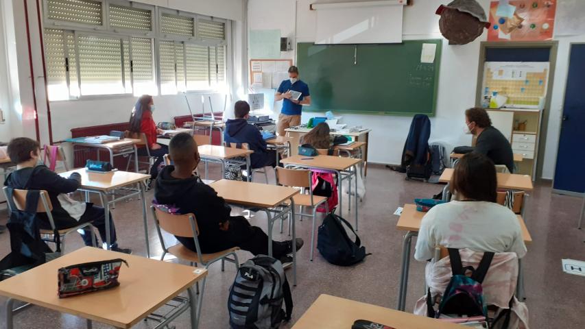 Los alumnos han mostrado mucho interés por la actividad de robótica promovida por Manos Unidas Valencia con el apoyo de la Generalitat Valenciana.