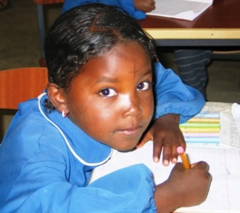 Niña en el colegio de primaria de Adigrat, Etiopía