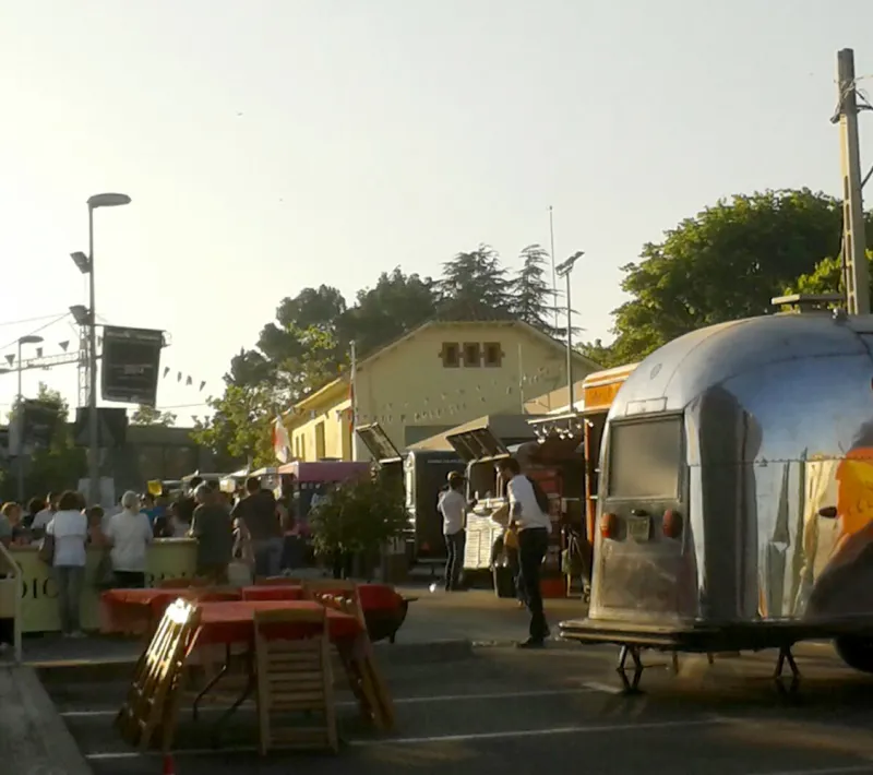 Zona de comedor del Music Van Market a media tarde