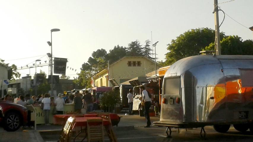 Zona de comedor del Music Van Market a media tarde
