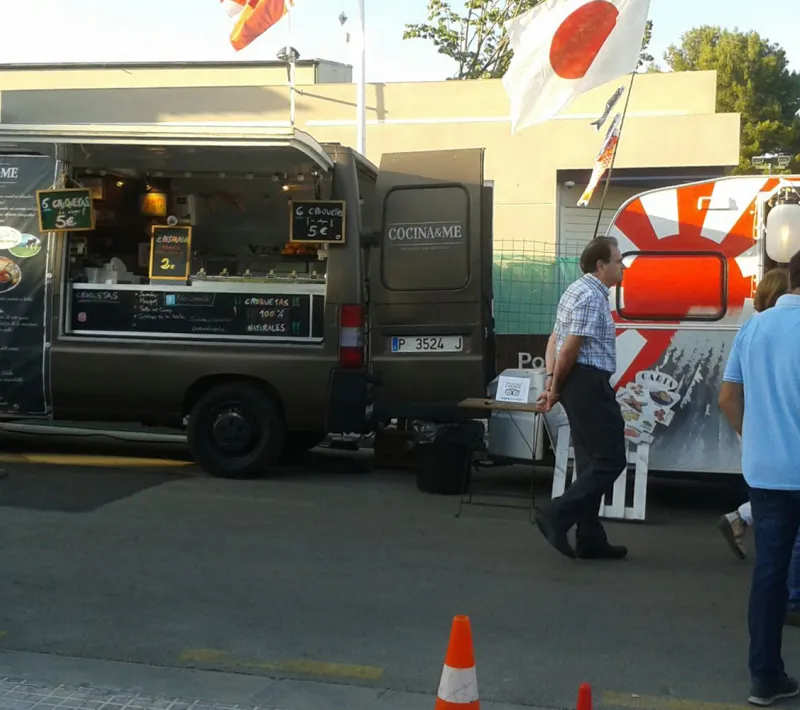 Dos de los food trucks que se apuntaron a la jornada solidaria