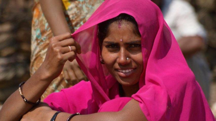 Exposición de fotografía "24 horas en la vida de una mujer en India", de Javier Cuadrado. En Manos Unidas Valencia