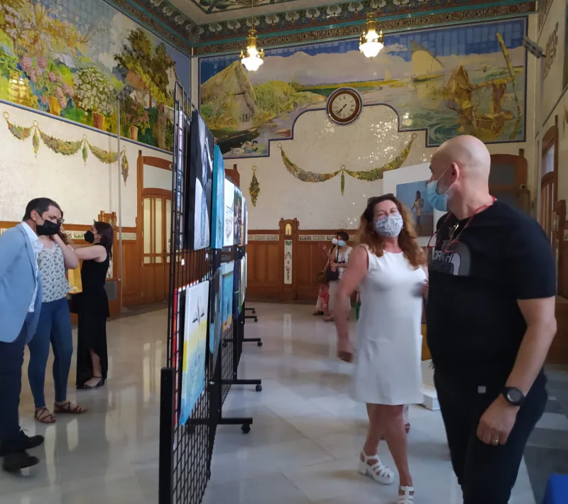 Exposición solidaria a beneficio de Manos Unidas Valencia en la Estación del Norte, Sala de los Mosaicos.