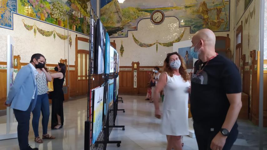 Exposición solidaria a beneficio de Manos Unidas Valencia en la Estación del Norte, Sala de los Mosaicos.