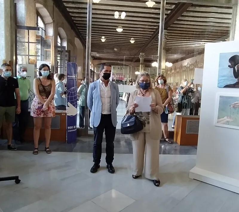 José María Payá, director de la Escuela de Arte Gaia y Ana Ruiz Ruiz, delegada de Manos Unidas en Valencia pronunciando unas palabras de presentación.