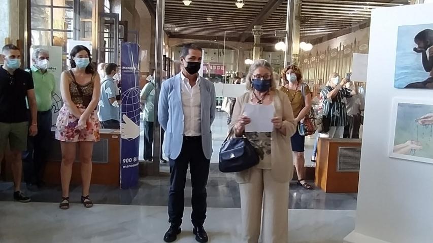 José María Payá, director de la Escuela de Arte Gaia y Ana Ruiz Ruiz, delegada de Manos Unidas en Valencia pronunciando unas palabras de presentación.