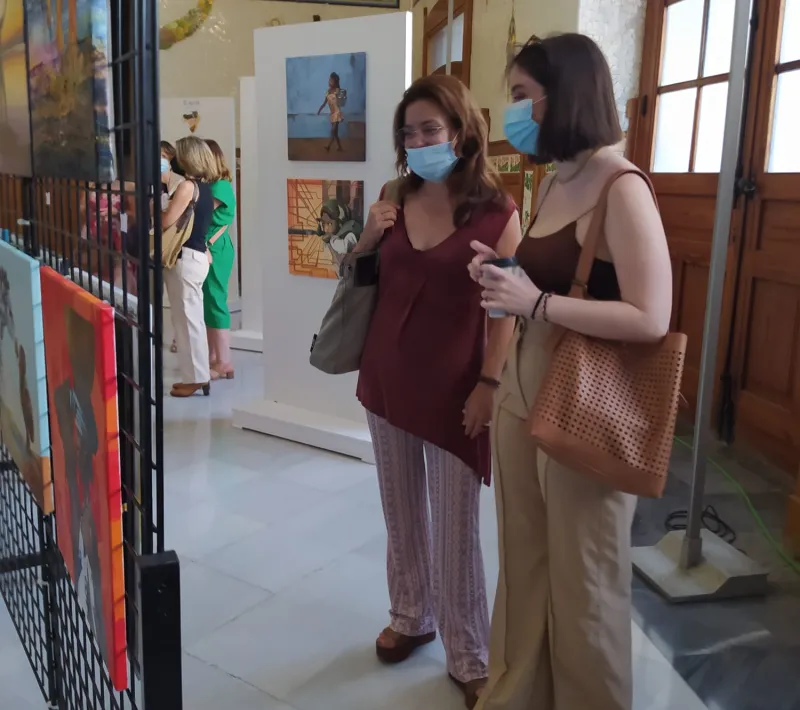 Exposición solidaria a beneficio de Manos Unidas Valencia en la Estación del Norte, Sala de los Mosaicos.