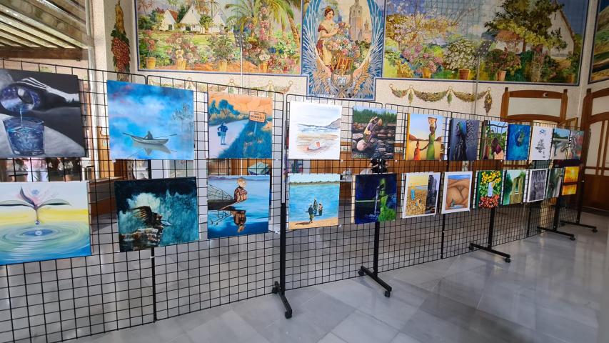 Exposición solidaria a beneficio de Manos Unidas Valencia en la Estación del Norte, Sala de los Mosaicos.