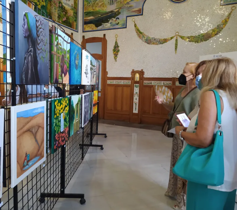 Exposición solidaria a beneficio de Manos Unidas Valencia en la Estación del Norte, Sala de los Mosaicos.