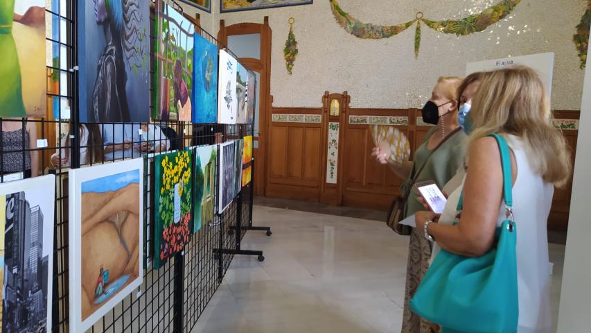 Exposición solidaria a beneficio de Manos Unidas Valencia en la Estación del Norte, Sala de los Mosaicos.