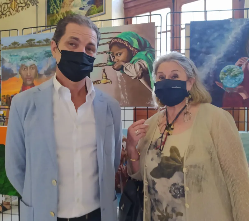 José María Payá, director de la Escuela de Arte Gaia y Ana Ruiz Ruiz, delegada de Manos Unidas en Valencia.